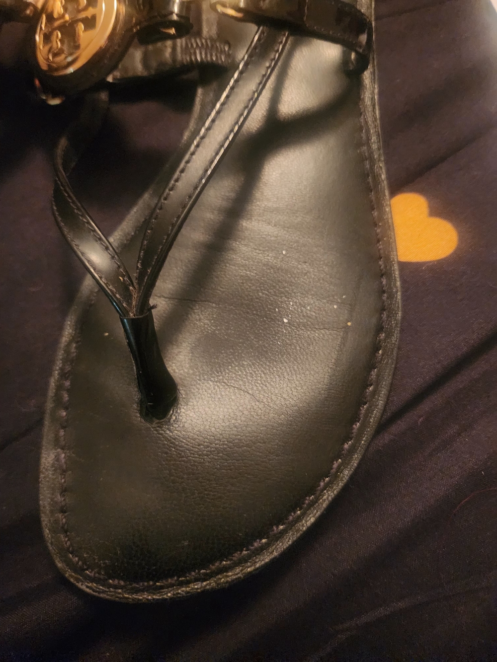 Tory Burch Black Leather Logo Thong Sandals with Gold Emblem - Picture 4 of 5